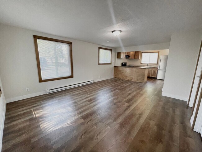 Foto del edificio - SCHEDULE A SHOWING TO THIS CHARMING HOME N...