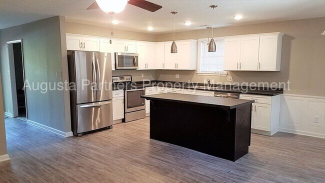 Building Photo - 142 Oakridge Dr