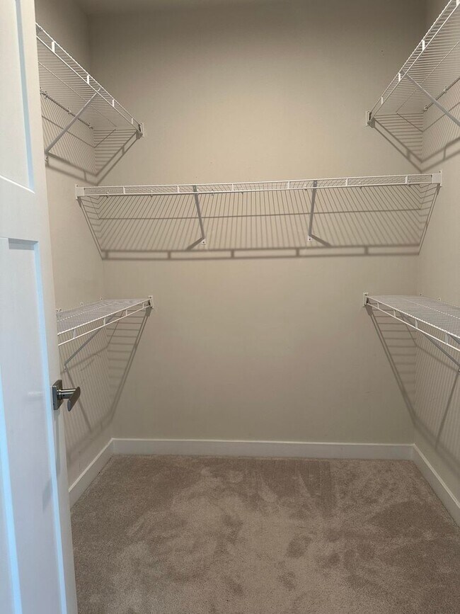 Building Photo - Better than new townhome in Tega Cay, SC!