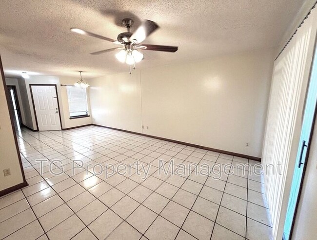 Building Photo - 703 Trekker St