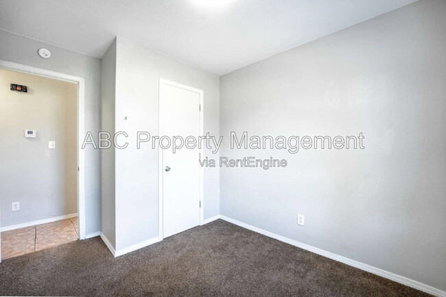 Building Photo - 1106 S E St