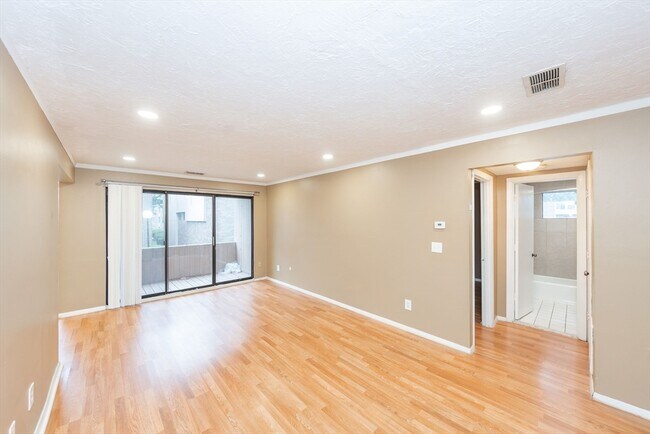 Building Photo - 30 Shrewsbury Green Dr