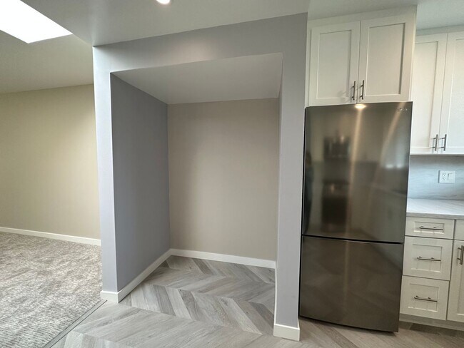 Building Photo - EPIC REA: Bright 1bd/1ba Condo with Washer/Dryer in unit and Parking!