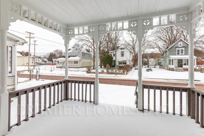Foto del edificio - Charming 3BR, Two-Story Home in Canton, OH