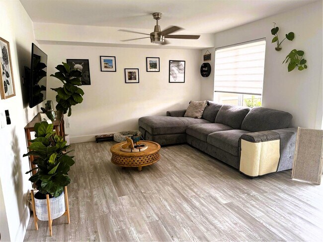 Foto del edificio - 5460 SW 70th Pl N