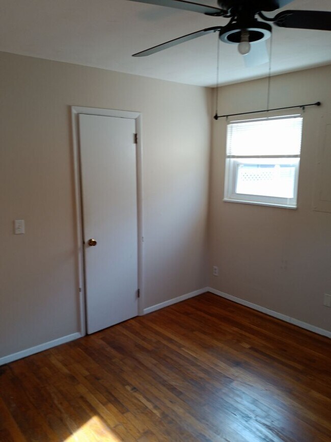 Foto del edificio - 3 Bedroom / 1 Bath Brick Ranch Home  Johnson City, TN