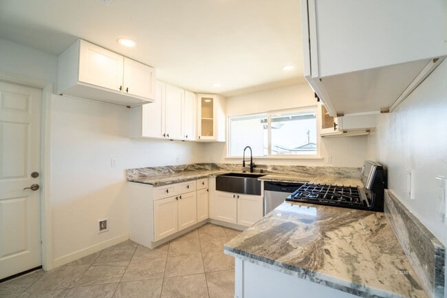 Building Photo - Stunning Fully Remodeled Home for Rent – M...