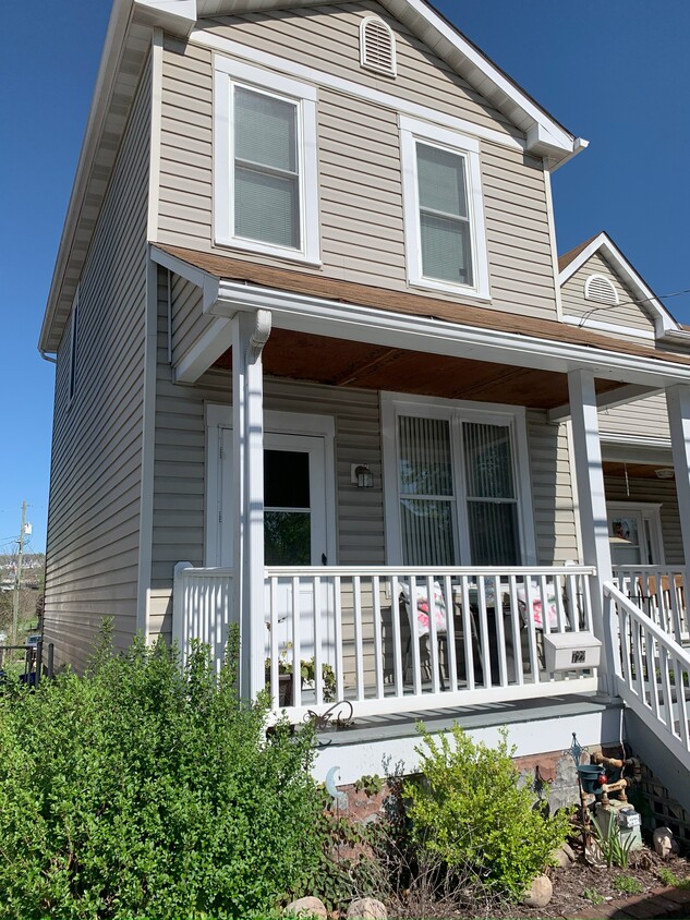 722 Chess - Welcoming front w/covered porch - 722 Chess St