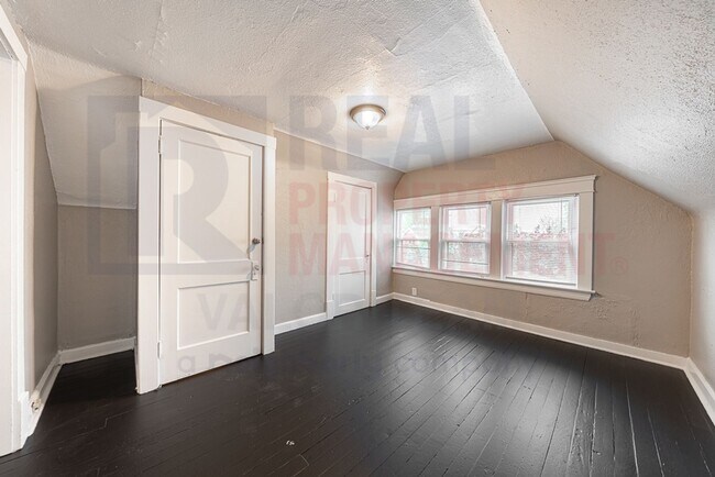 Foto del edificio - 11702-11704 Saywell Ave,