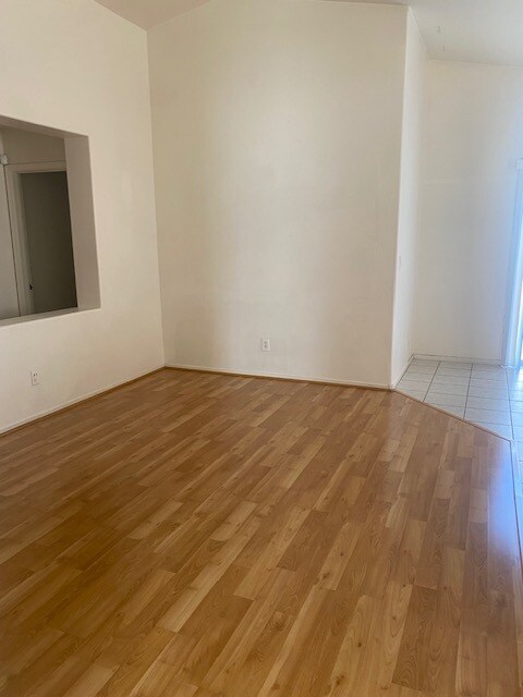Foto del edificio - 1056 Menands Ave