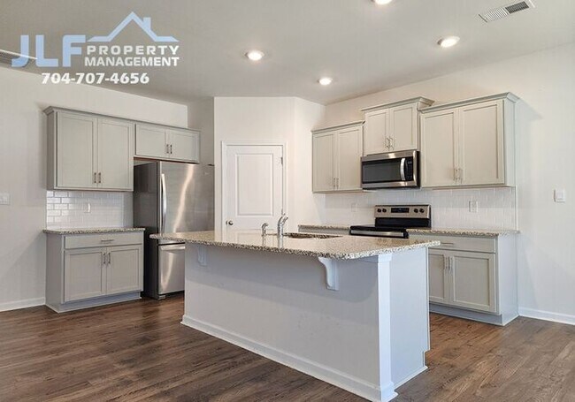 Foto del edificio - Gorgeous 5 Bed/3 Bath Home in Locust!