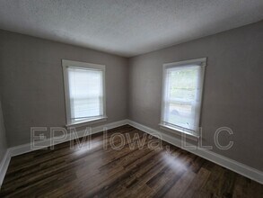 Building Photo - 408 1/2 Locust St