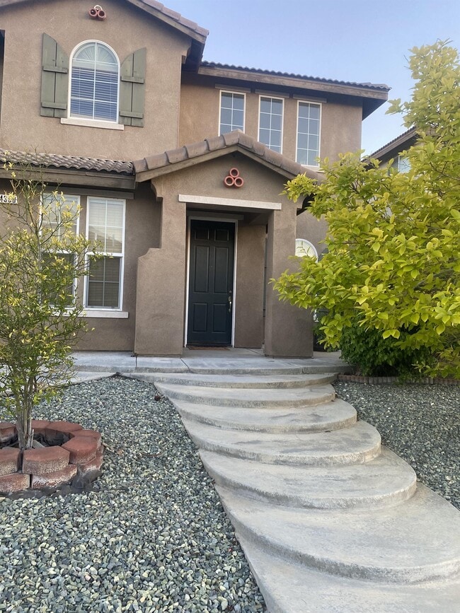 Building Photo - 4350 Club Vista Dr