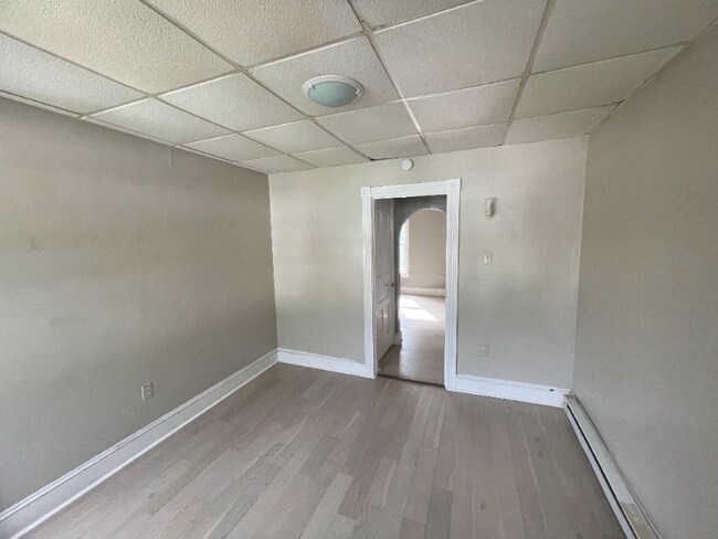 Building Photo - 582 Sunbury St