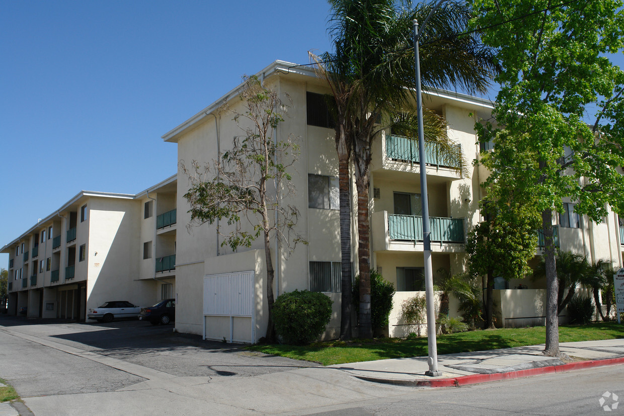 Building - Woodland Hills Plaza and Terrace