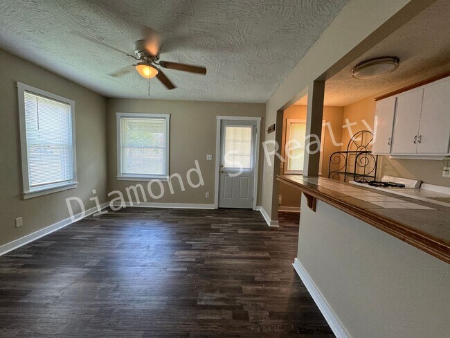 Building Photo - 1327 N Robberson Ave