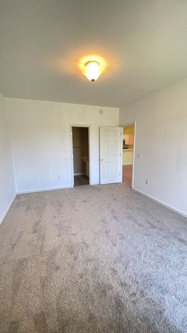 Building Photo - 650 River Oaks Dr