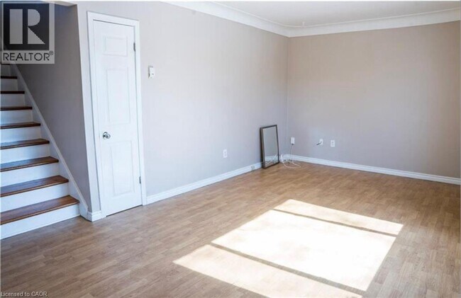 Photo du bâtiment - 250 Highland Rd W