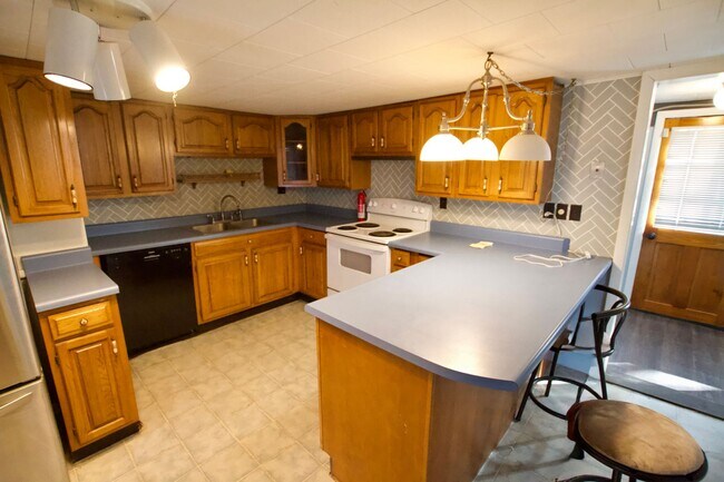 Building Photo - Spacious 4–5 Bedroom Home on French Island – Old Town