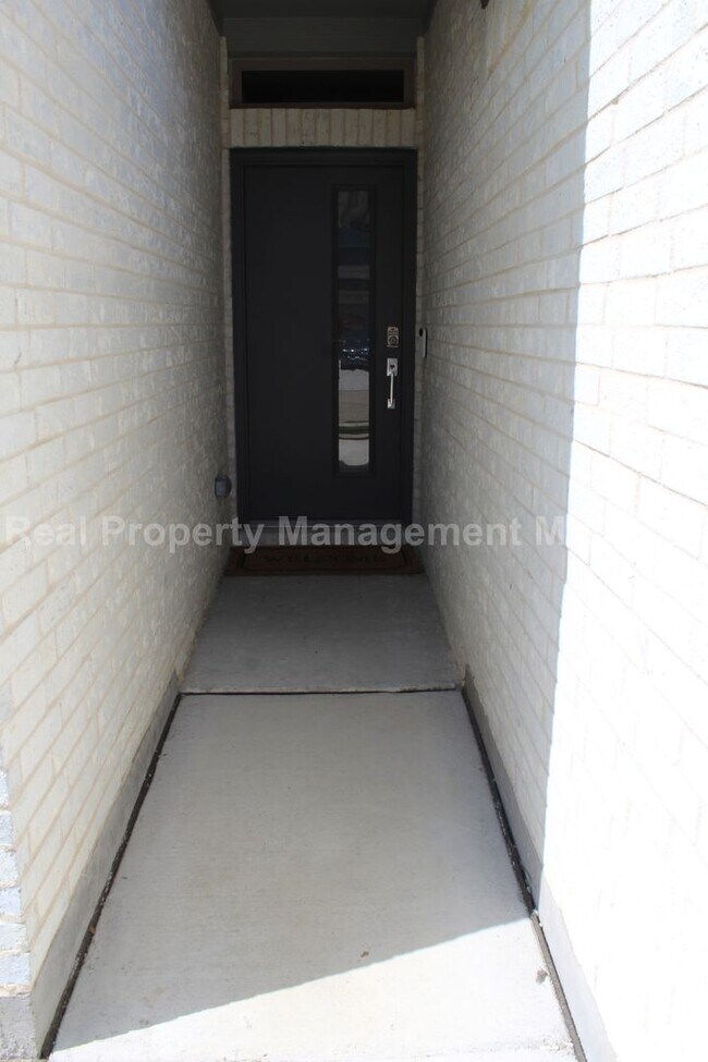 Foto del edificio - Modern 3-Bedroom Home in Prime Forney Loca...