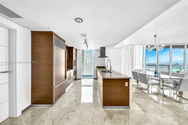 Building Photo - 495 Brickell Ave