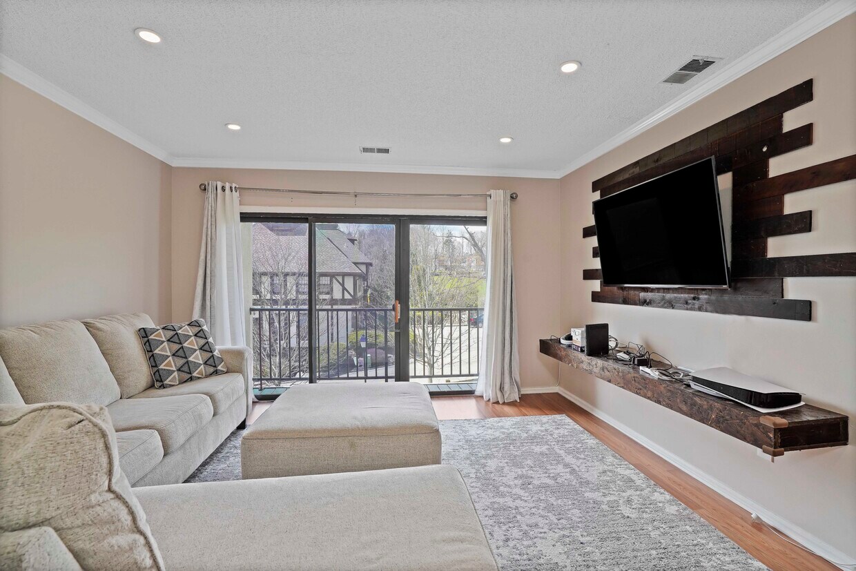 Primary Photo - 9 Huntington Cir