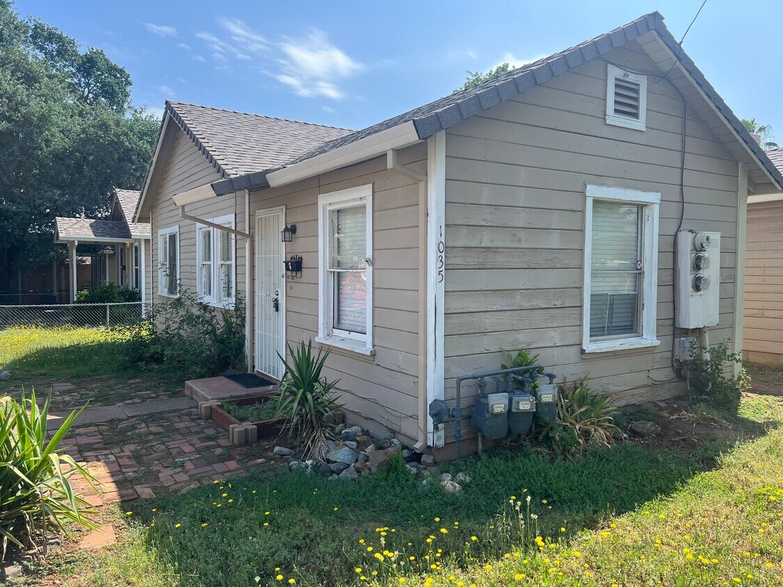 Foto principal - Two Bedroom Cottage Off Of Eureka Way - Recently Remodeled