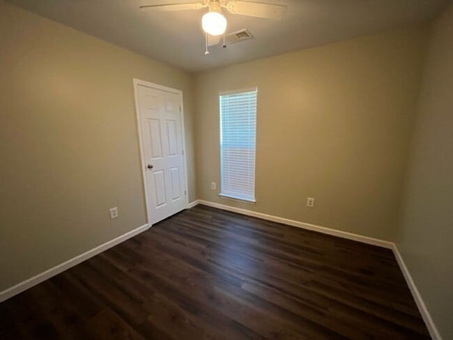 Foto del edificio - Renovated 3 Bedroom 2 Bath Home with 2 Car...