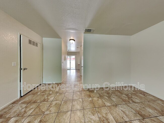 Foto del edificio - 9127 Newhall Dr