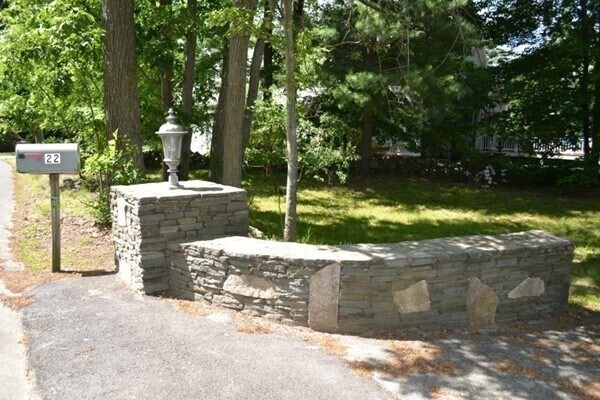 Foto del edificio - 22 Breakneck Hill Rd