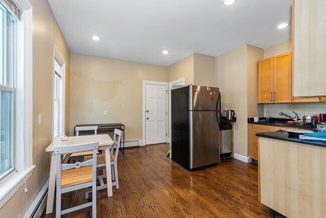 Foto del edificio - In-Unit Washer and Dryer, Fully Renovated Unit in Mission Hill