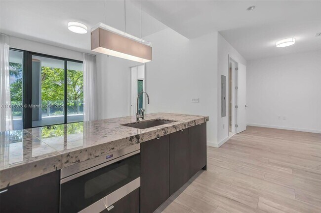 Building Photo - 2831 S Bayshore Dr
