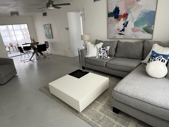 Building Photo - 4158 Tamiami Trl