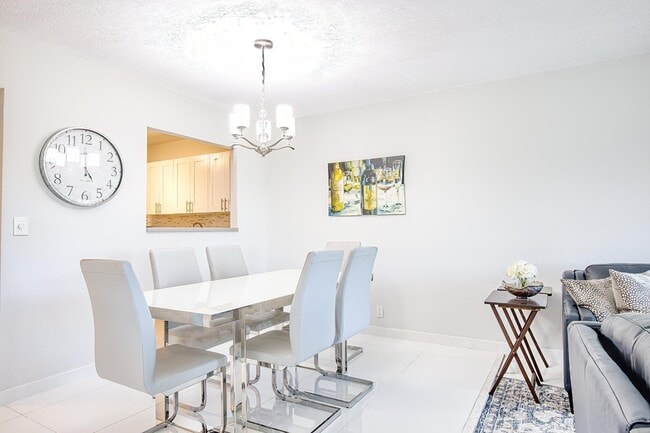 Building Photo - 2950 N Palm Aire Dr