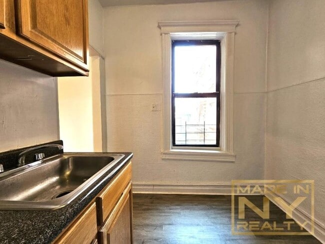 Foto del edificio - 1 bedroom in ASTORIA NY 11103