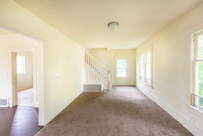 Building Photo - Three bedroom one bathroom home for rent