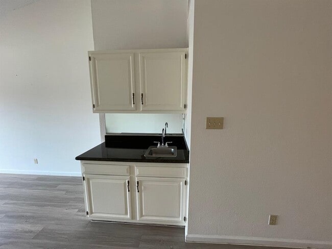 Building Photo - 10 Oaks Pl