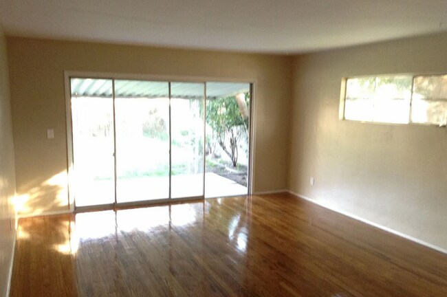 Foto del edificio - Beautiful 3 bed 1.5 bath, plus Bonus Room!