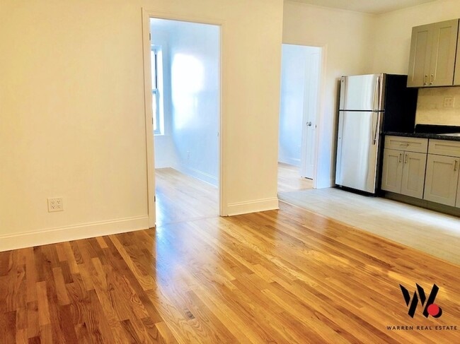 Building Photo - SUNNY 2 BEDROOM ON EAST 9 STREET
