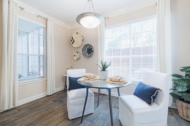 Foto del edificio - Quiet Luxury Living Just Mins from the Gal...