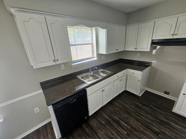 Foto del edificio - PREMIUM RENTAL! 3BR/2BA | Stone Fireplace & Hardwoods | Fenced Yard!