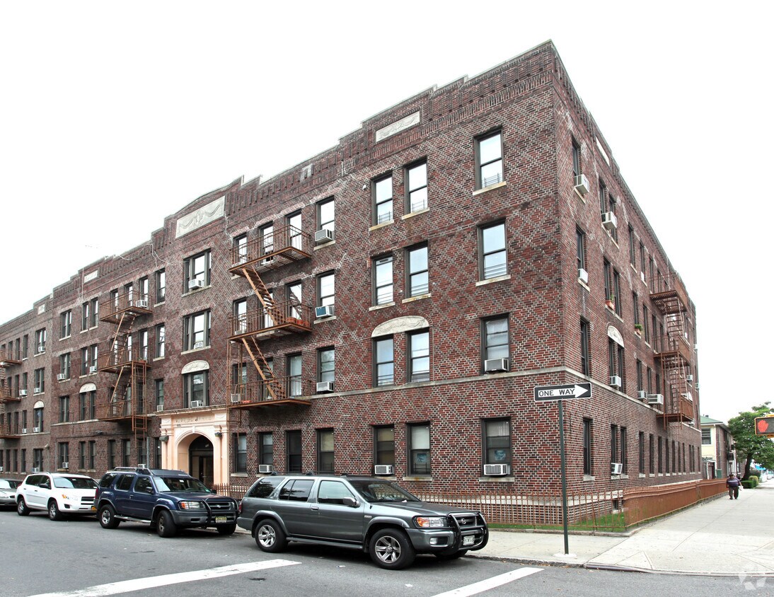 Building Photo - 902 47th St