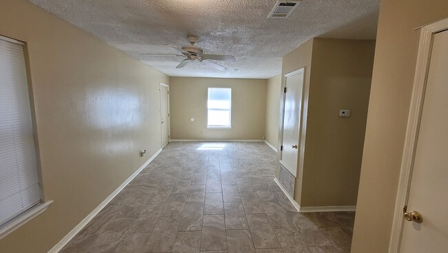 Building Photo - Well maintained 2 bedroom 1 bath triplex f...