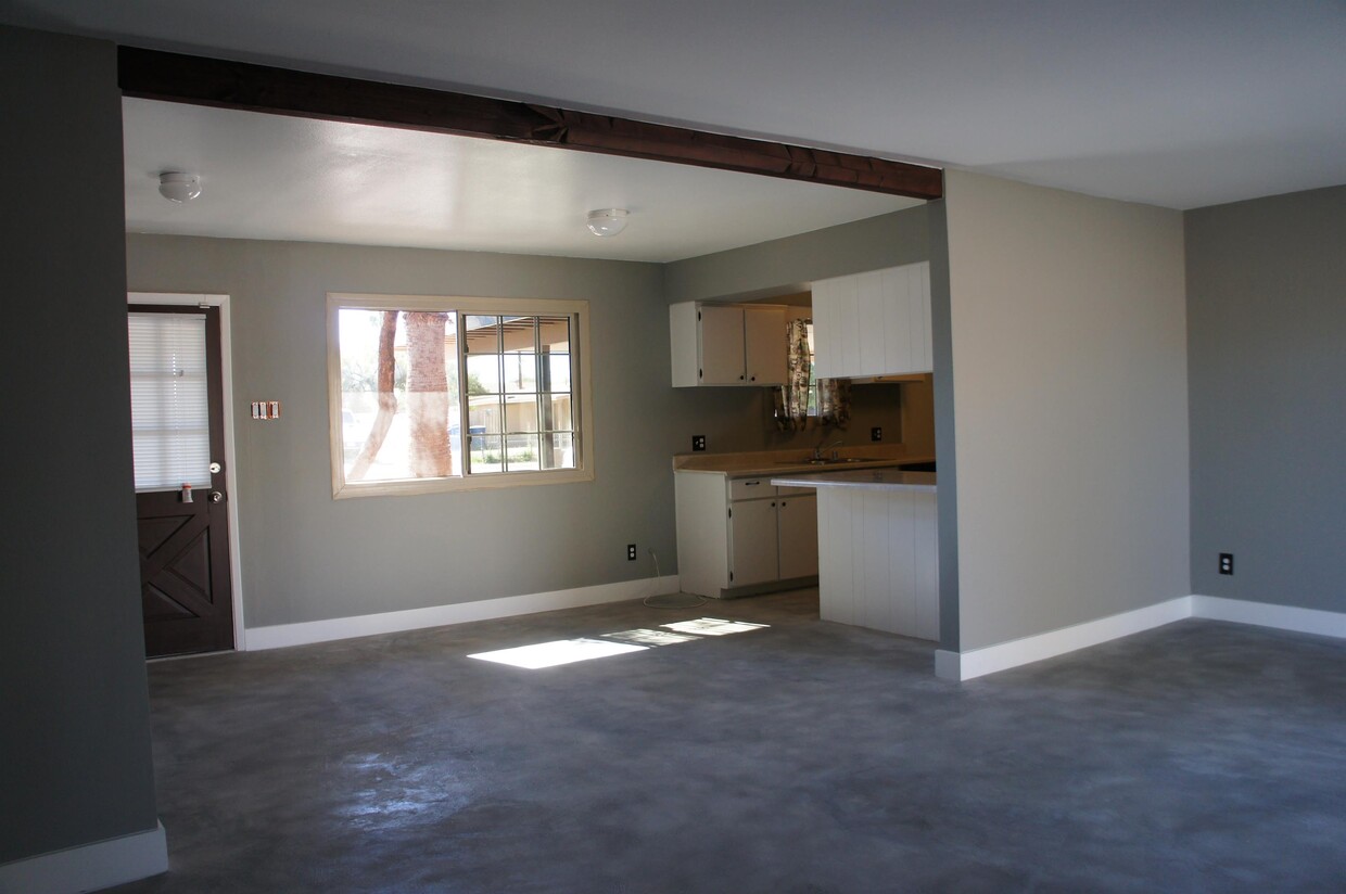 Primary Photo - 1400 W Geneva Dr