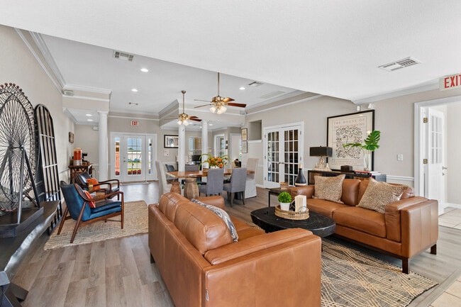 Venga a relajarse en nuestra elegante casa club - The Heights on Oak