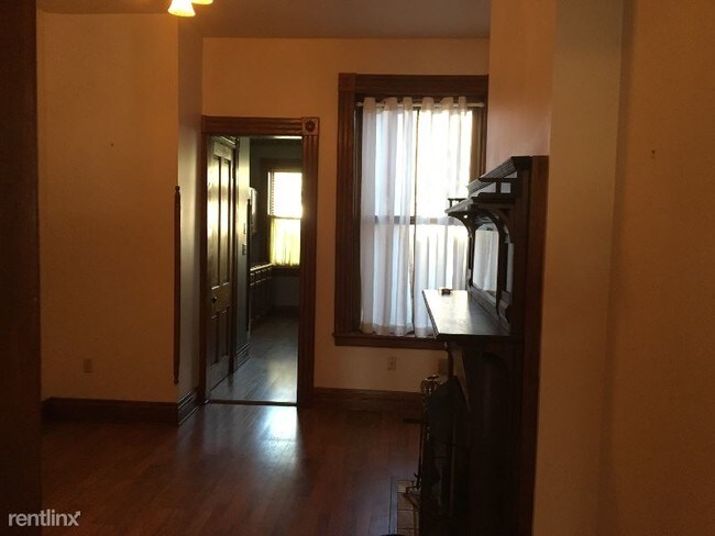 Building Photo - 2 br, 2 bath Townhome - 122 E 5th Street
