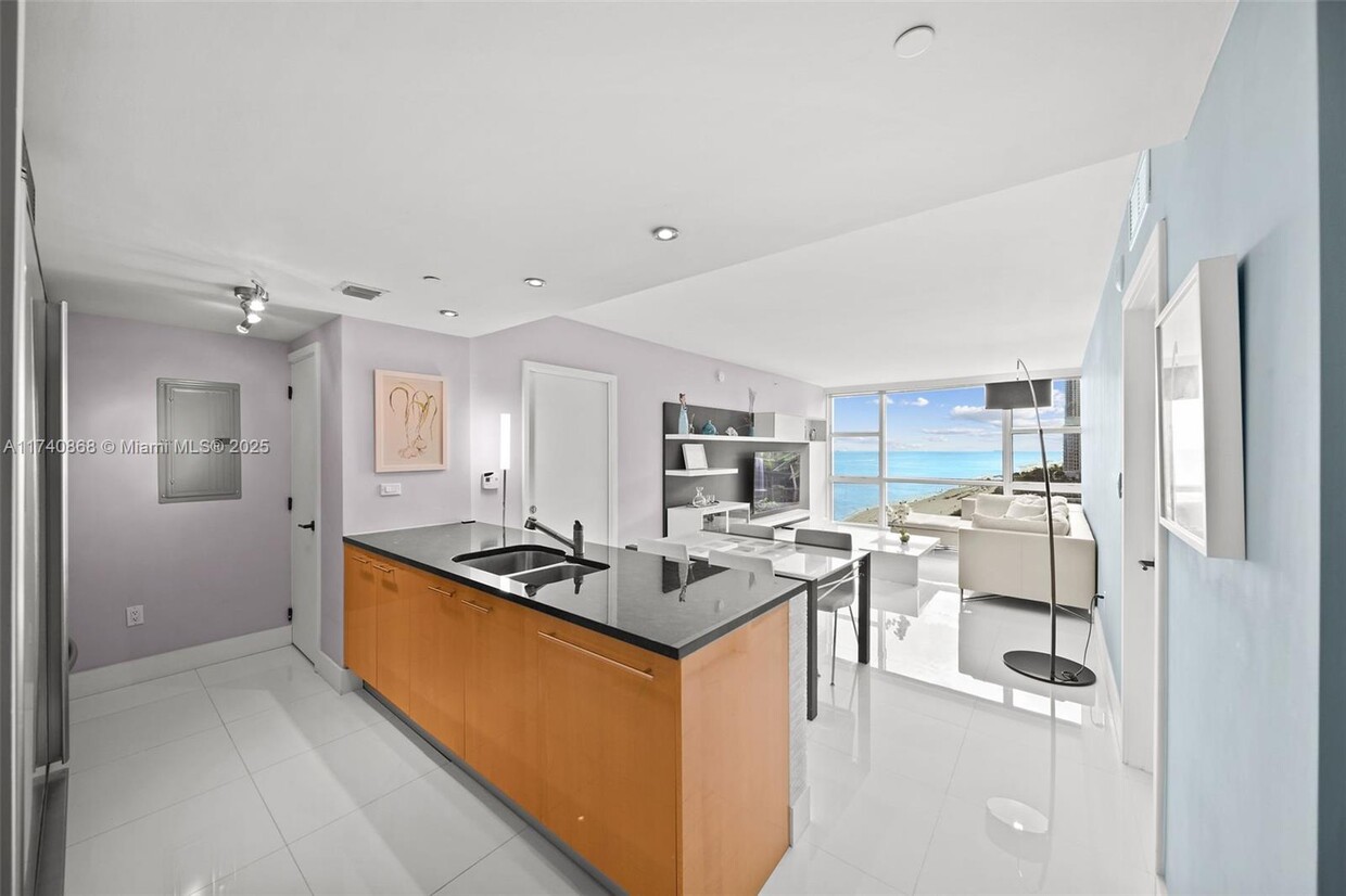 Foto principal - 6801 Collins Ave