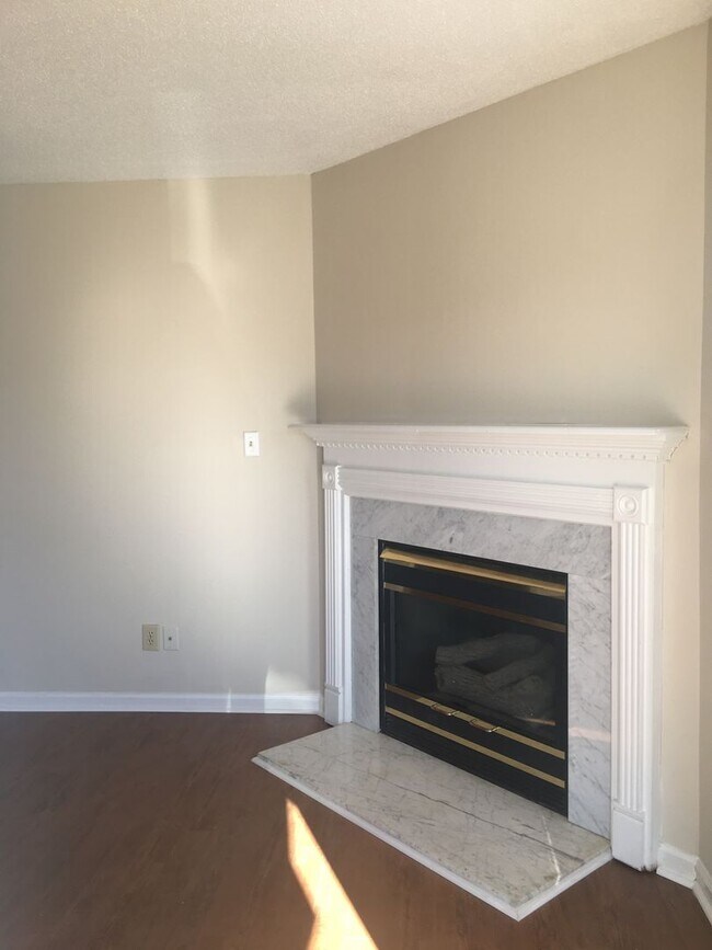 Foto del edificio - 2 bedroom 2 bathroom duplex near Cherry Park!