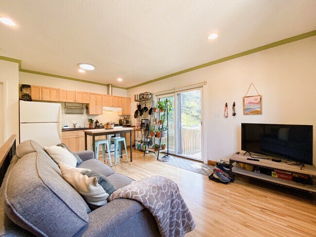 Kitchen - 607 Cascade Ave