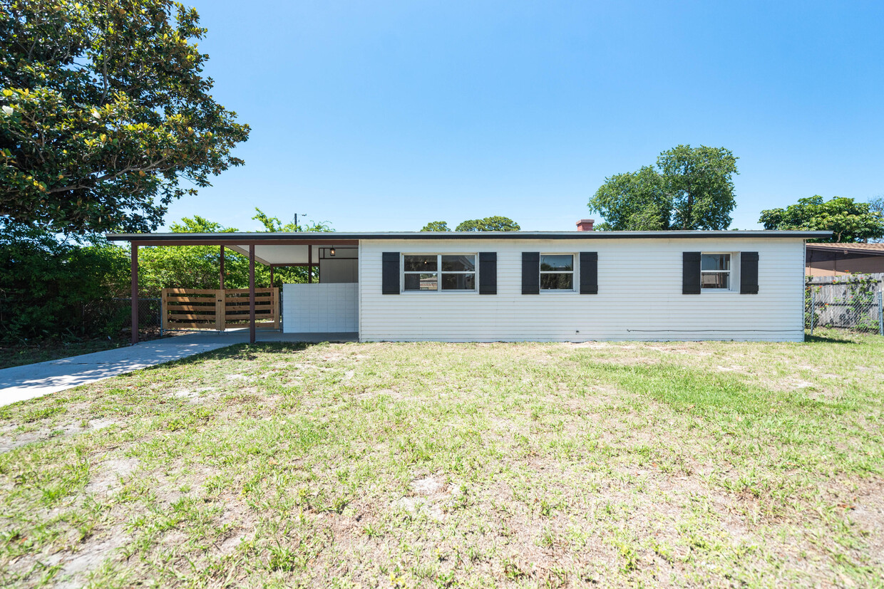 Primary Photo - 230 Country Club Dr